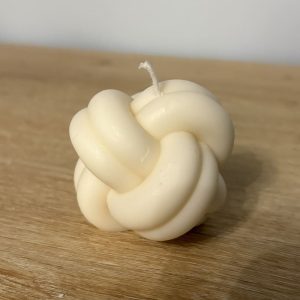 Bougie Flamme Entrelacée, une création chaleureuse en cire de soja qui apporte une ambiance douce et raffinée à votre intérieur