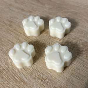 Fondants parfumés Pattes de Chien, conçus pour fondre doucement dans votre brûle-parfum et remplir votre intérieur d’un parfum doux et réconfortant