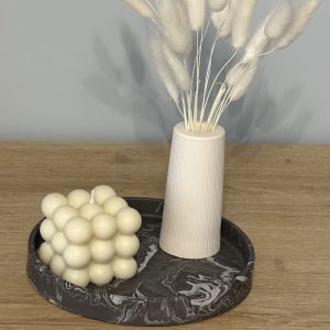 Ensemble élégant avec plateau marbré noir et blanc, flûte et bougie bubble beige, pour une ambiance chaleureuse et raffinée