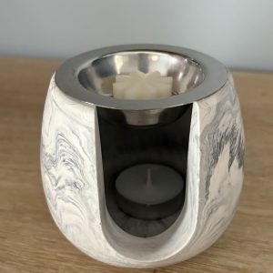 Brûle-parfum artisanal en Jesmonite marbrée, alliant design raffiné et ambiance chaleureuse.
