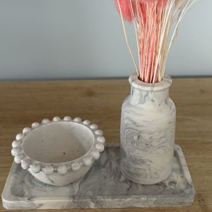 Ensemble décoratif avec petit plateau rectangulaire en Jesmonite, vase élégant et coupe perlée, pour une touche raffinée et chaleureuse