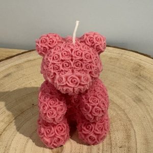 Bougie douce et cosy en cire de soja, moulée en tendre nounours rose, parfaite pour réchauffer l’ambiance