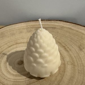Bougie douce et chaleureuse en cire de soja, moulée en pomme de pin, parfaite pour une ambiance cocooning et nature.
