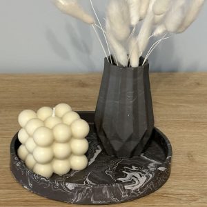 Ensemble décoratif composé d’un plateau rond marbré noir et blanc en Jesmonite, d’un vase octogonal noir et d’une bougie bubble beige artisanale