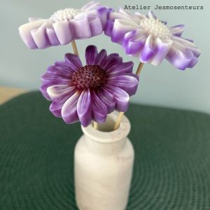 Décoration florale avec marguerites dans un vase fait main en Jesmonite