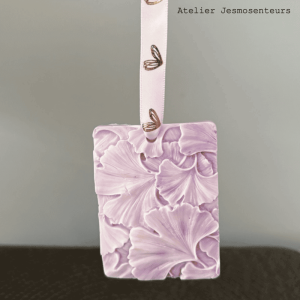 Suspension parfumée tablette décorative avec motif floral, création artisanale
