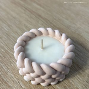 Pot torsader rose pastel avec sa bougie en cire de soja et fragrances de Grasse sans CMR sans phtalates