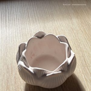 Pot Lotus en Jesmonite, pièce artisanale unique pour bijoux, plantes et petits objets décoratifs, posé sur une surface claire.