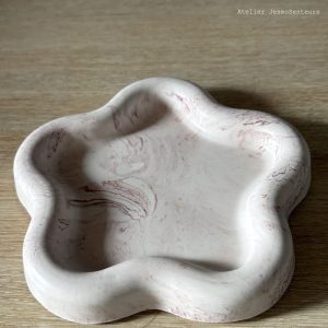 Vide-poche fleur en Jesmonite marbré rouge oxyde