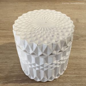 Bonbonnière artisanale en Jesmonite avec couvercle fermé, style moderne