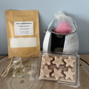 La box découverte contenant : Un Brûle-parfum en Jesmonite imperméabilisé (couleur au choix) Poudre aspirateur 50 g Diffuseur de voiture 8 ml Tablette de fondants 80 g Cœur fondant 20 g ainsi qu’une bougie chauffe-plat et une boîte cadeau offertes