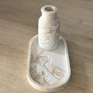 Plateau fleur imprimée avec vase marbré beige et blanc