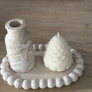 Plateau bulle, vase en Jesmonite marbré beige et sa bougie pomme de pin en cire de soja et fragrances de Grasse