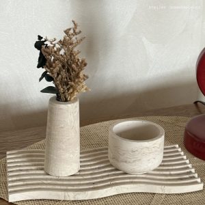 Plateau vague en Jesmonite avec vase et petit pot décoratif
