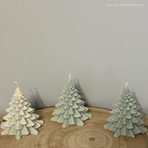 Bougies sapins de Noël parfumées artisanales en cire de soja naturelle – création Atelier JesmoSenteurs, décoration festive et écoresponsable.