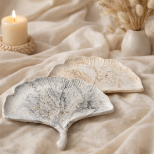 Ambiance cocooning Vide-poches en Jesmonite marbré beige ou gris en forme d’éventail, objet décoratif artisanal